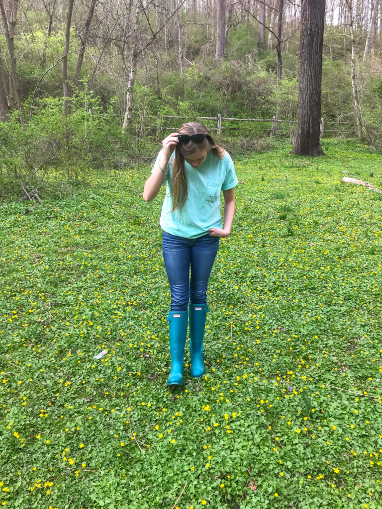 Styling Hunter Boots With a Short Sleeve and Jeans