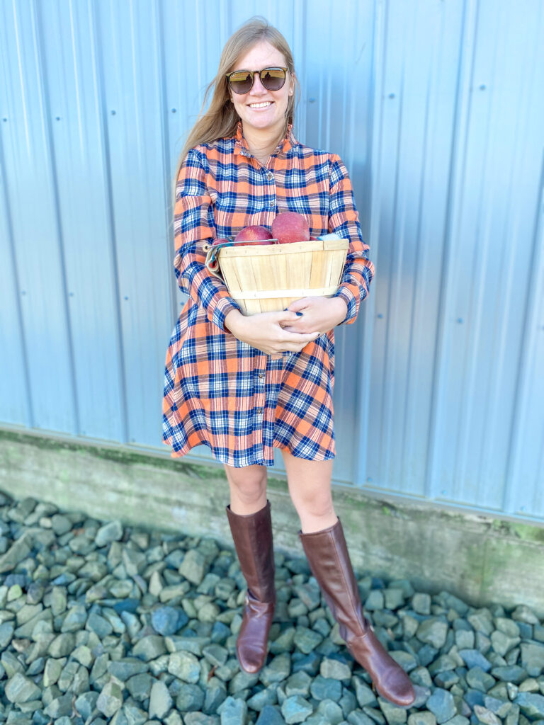 Fall apple picking outfit at Eastmont Orchards